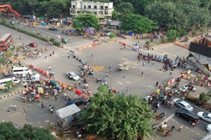 শাহবাগ অবরোধকারীদের সরিয়ে দিল পুলিশ, আটক ৪