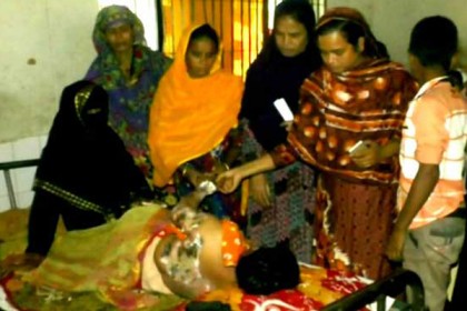 নাটোরে গৃহবধূকে এসিডে ঝলসে দিল দুর্বৃত্তরা

