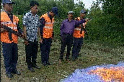 টেকনাফে ৬৫ হাজার মিটার কারেন্ট জাল পুড়িয়ে ধ্বংস

