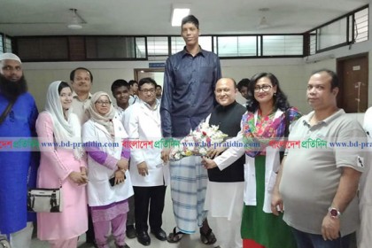 বিশ্বের সবচেয়ে লম্বা মানুষ জিন্নাতের আওয়ামী লীগে যোগদান
