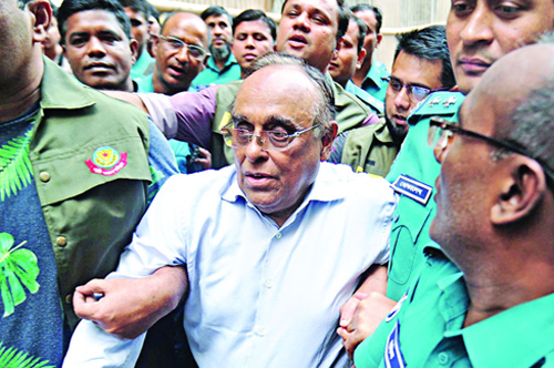 ব্যারিস্টার মইনুলের শাস্তি দাবিতে ঝাড়ু মিছিল