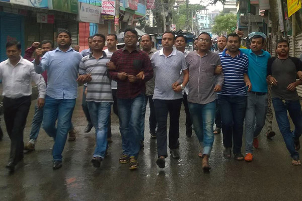 বরিশালে স্বেচ্ছাসেবক দলের বিক্ষোভ 


