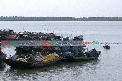 সুন্দরবনে চরে শুটকি মৌসুমকে সামনে রেখে জেলেদের সমুদ্রে যাত্রা