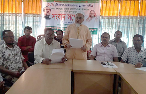 ১১ দফা দাবিতে কিশোরগঞ্জে মুক্তিযোদ্ধাদের স্মারকলিপি