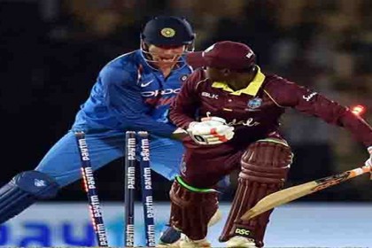 ০.‌০৮ সেকেন্ডে স্টাম্পিং করে তাক লাগালেন ধোনি