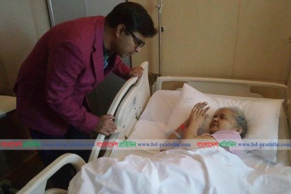 সম্রাটের মায়ের পাশে মেয়র খোকন
