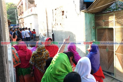 
রাজশাহীতে নির্মাণাধীন ভবনে ফাটল, এলাকাজুড়ে আতঙ্ক