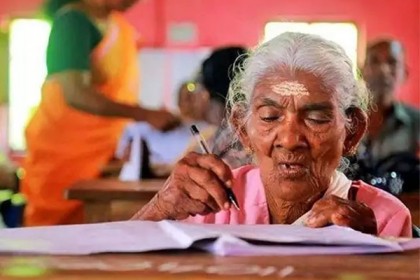 পরীক্ষায় ৯৮ শতাংশ নম্বর পেয়ে ইতিহাস গড়লেন ৯৬ বছরের বৃদ্ধা!