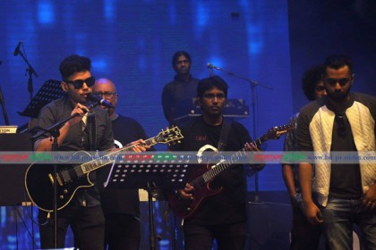 বাবার গিটার নিয়ে মঞ্চে গাইলেন তাজোয়ার আইয়ুব