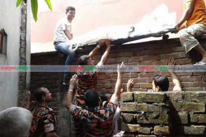 ঘর থেকে বের হওয়ার রাস্তা নেই, লাশ বের করা হল কারাগার দিয়ে!
