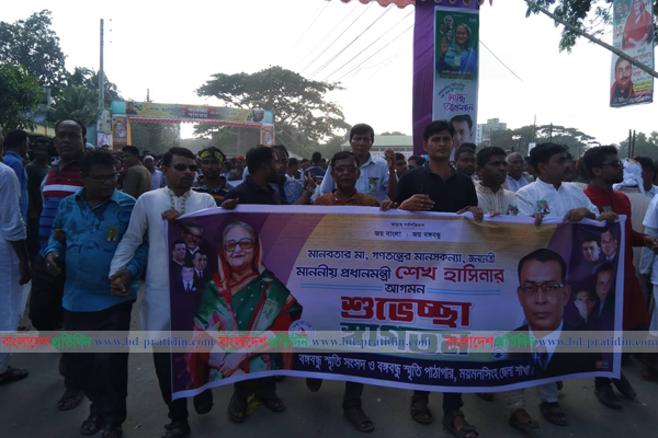 খণ্ড খণ্ড মিছিল নিয়ে ময়মনসিংহের
সমাবেশস্থলে আসছেন নেতা-কর্মীরা