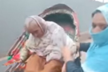 অসুস্থ বৃদ্ধাকে রাস্তায় ফেলে গেল 'সম্পদশালী স্বজনরা'(ভিডিও)