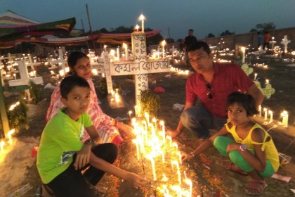 মোমের আলো ছড়িয়ে, ফুলের পাপড়ি ছিটিয়ে স্মরণ  