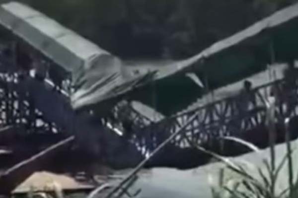 ভেঙে পড়ল ব্রিজ, তবুও অবাধে যাতায়াত! ভিডিও


