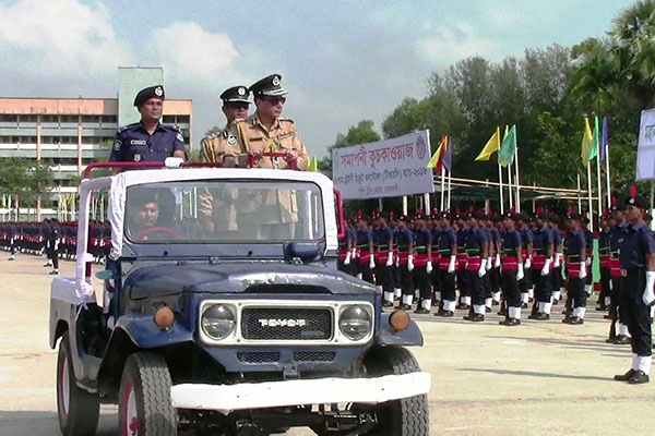 নোয়াখালীতে ট্রেইনি রিক্রুট কনস্টেবলের মাঝে সার্টিফিকেট বিতরণ