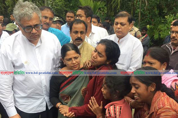 আসামে নিহত পাঁচ বাঙালি পরিবারের খোঁজ নিলেন তৃণমূল নেতারা