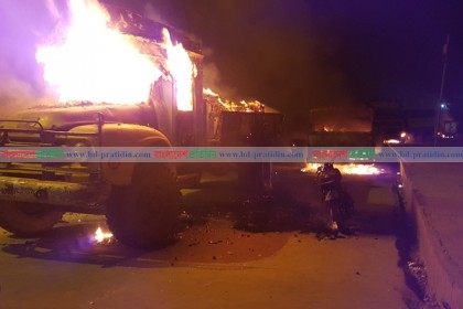 আশুলিয়ায় গাড়ি চাপায় শ্রমিক নিহতের প্রতিবাদে ১৬টি গাড়িতে আগুন