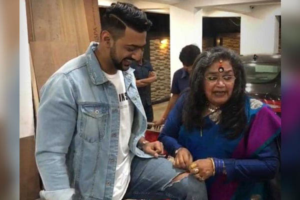 দেবের ছেঁড়া জিনস সেলাই করে দিলেন ঊষা উত্থুপ!