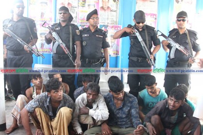 বঙ্গোপসাগরে অস্ত্রসহ ১০ জলদস্যু আটক, অপহৃত জেলেদের উদ্ধার