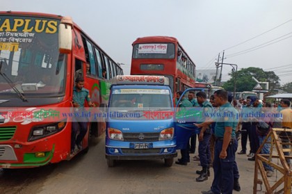 ঢাকার প্রবেশ পথে যানবাহনে পুলিশের তল্লাশি