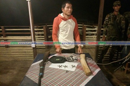 রাঙামাটিতে যৌথ বাহিনীর পৃথক অভিযানে আটক ২