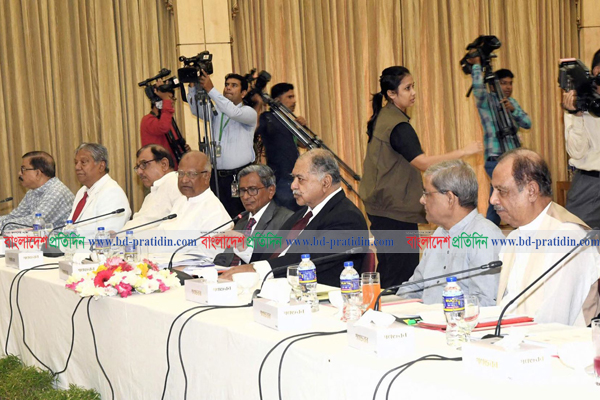 ১০ সদস্যের নির্দলীয় সরকারের প্রস্তাব ড. কামালের