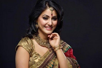 খোলামেলা ছবি শেয়ার করে বিতর্কে হিনা খান