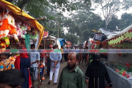 চাঁদাবাজিতে ঐতিহ্য হারাচ্ছে কালকিনির কুন্ডুবাড়ির মেলা