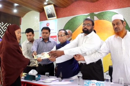 চাঁপাইনবাবগঞ্জে দুঃস্থ নারীদের মাঝে অর্থ বিতরণ