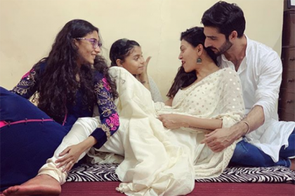 মেয়ের সামনে ১১ নম্বর প্রেমে মজেছেন সুস্মিতা!