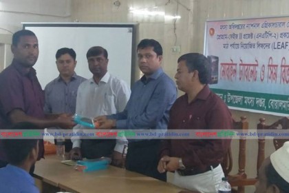বোয়ালমারীতে মৎস্য সম্প্রসারণ কর্মীদের মাঝে ট্যাব-সিম বিতরণ