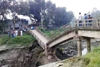 মির্জাপুরে ফতেপুর খালের ব্রিজ ভেঙে যোগাযোগ বিচ্ছিন্ন

