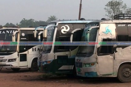 নাটোরে অনির্দিষ্টকালের পরিবহন ধর্মঘট চলছে