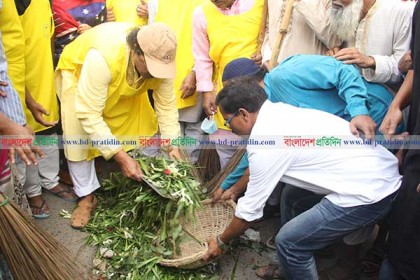 রাসিকে পরিষ্কার-পরিচ্ছন্নতা কার্যক্রম উদ্বোধন করলেন মেয়র লিটন