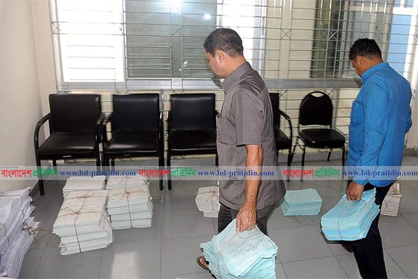 নির্বাচনী সরঞ্জাম চট্টগ্রামে, তৎপর কর্মকর্তা-কর্মচারিরা