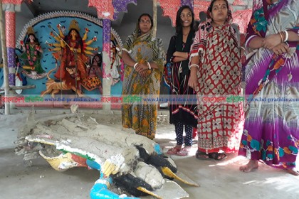 মাদারীপুরে গভীর রা‌তে প্রতিমা ভাঙচুর