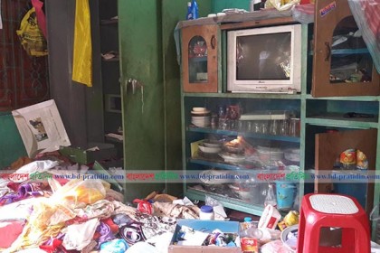 ফ্রিজে রাখা খাবারও নিয়ে গেল ডাকাতরা! 