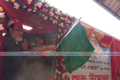 উৎসবমুখর পরিবেশে শুরু হল ঢাকা-পঞ্চগড় ট্রেন চলাচল