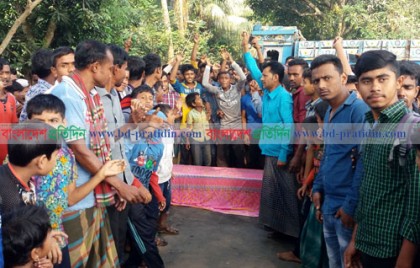 সড়ক দুর্ঘটনায় মা-ছেলের মৃত্যুতে রাস্তায় কফিন ও গাছ ফেলে বিক্ষোভ