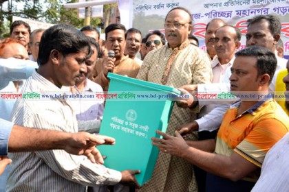 রাসিক এলাকায় ১২ হাজার ডাস্টবিন বিতরণ করলেন মেয়র লিটন 