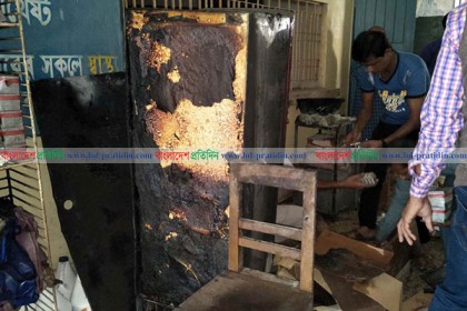 দিনাজপুরে উপজেলা স্বাস্থ্য কমপ্লেক্সের স্টোর রুমে আগুন