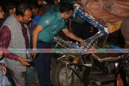 বাবুগঞ্জে ট্রাক-অটোরিক্সার সংঘর্ষে প্রাণ গেল ৩ জনের 
