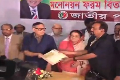 ৩টি আসনে জাতীয় পার্টির মনোনয়নপত্র কিনলেন এরশাদ