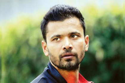মনোনয়নপত্র কিনতে ধানমন্ডিতে মাশরাফি