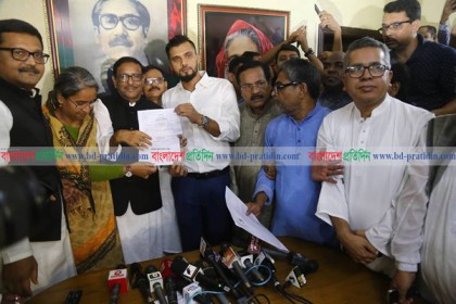 আওয়ামী লীগের মনোনয়নপত্র কিনলেন মাশরাফি