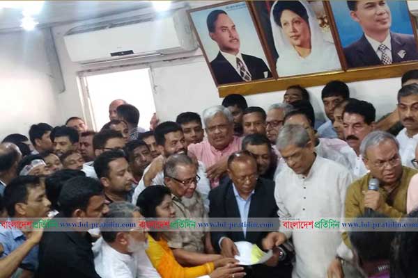 মনোনয়নপত্র কিনে নয়াপল্টনে বিএনপি নেতাকর্মীদের মিষ্টিমুখ 

