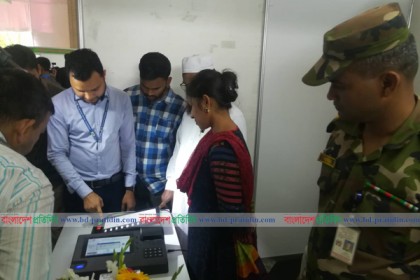 বঙ্গবন্ধু আন্তর্জাতিক সম্মেলন কেন্দ্রে ইভিএম প্রদর্শনী