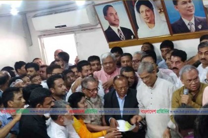মনোনয়নপত্র কিনে নয়াপল্টনে বিএনপি নেতাকর্মীদের মিষ্টিমুখ 

