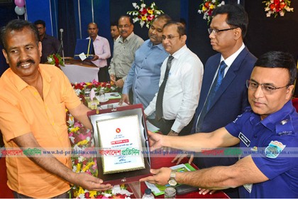 বগুড়ায় ২৮ সেরা করদাতাকে সম্মাননা