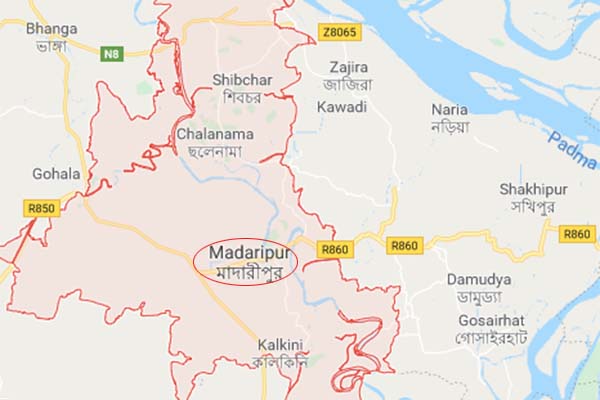 রাস্তায় ফেলে যাওয়া বৃদ্ধাকে বাচাঁনো গেল না